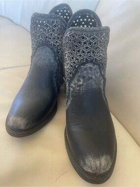 Circle G Black Pre-Distressed Cutout Leather Ankle Booties - almost NO USE!!Sz 7